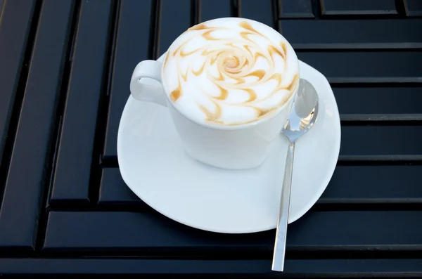 Warme koffie op tafel in café — Stockfoto