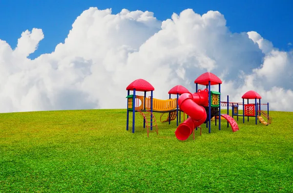 Färgglada barn s lekplats i trädgården med fin himmel bakgrund — Stockfoto