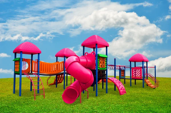 Parque infantil no jardim com céu agradável — Fotografia de Stock