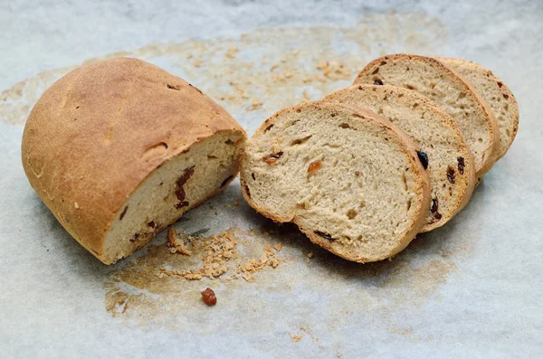 Hemlagad russin bröd — Stockfoto