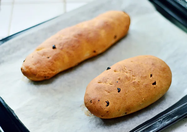 Домашній родзинковий хліб у лотку — стокове фото
