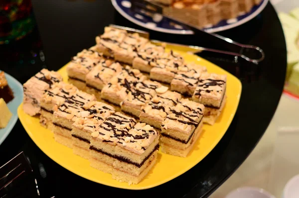 Sarı tabak, kahve molası kavramı içinde kek — Stok fotoğraf