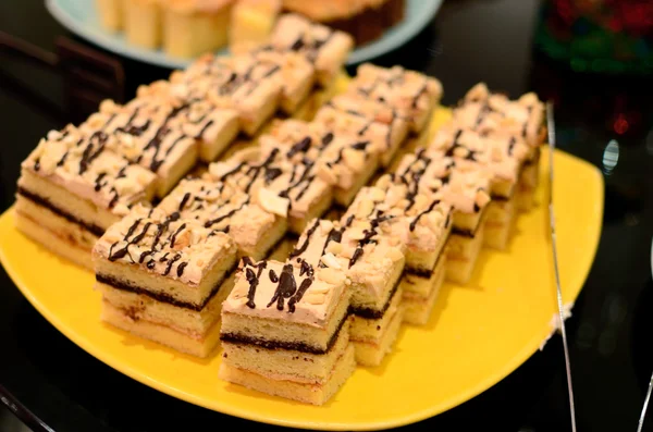 Gâteau dans un plat jaune, concept de pause café — Photo