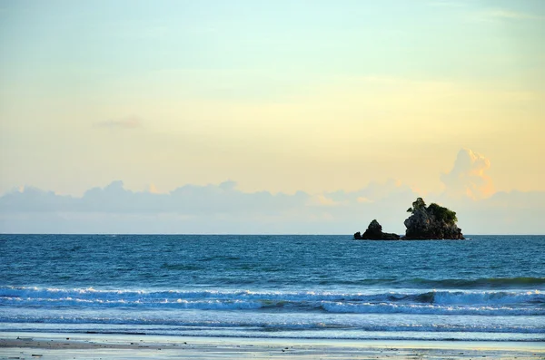 Isola nel mare con cielo nuvoloso — Foto Stock