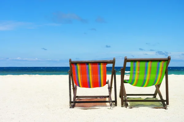 Krzesło plaży na tropikalnej plaży piasek — Zdjęcie stockowe