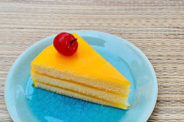 Mavi tabak turuncu kek — Stok fotoğraf
