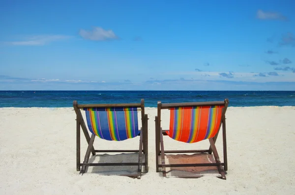 Plážové lehátko na dokonalé tropické pláži s pískem — Stock fotografie