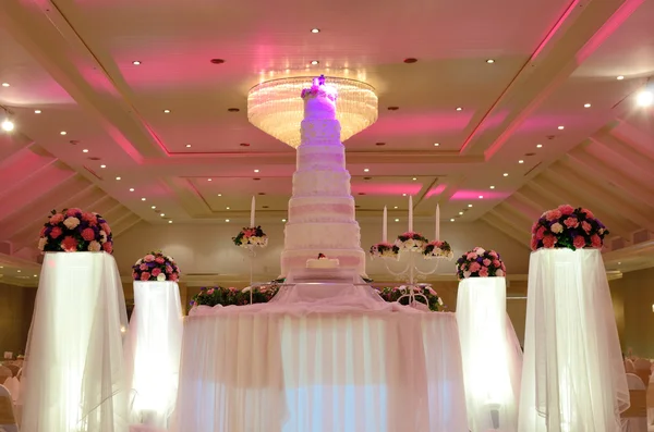 Esküvői torta, rózsaszín virággal díszíteni — Stock Fotó