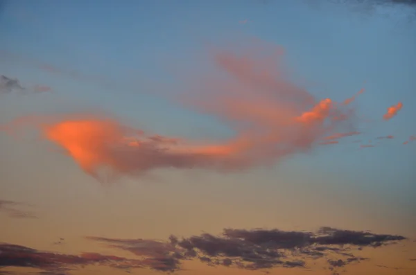 Nube roja en el cielo al atardecer — Foto de Stock