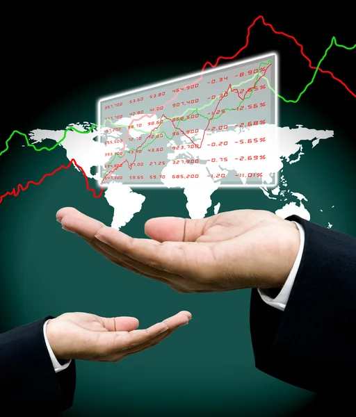 Datos de los analistas en manos de los inversores con antecedentes del mapa mundial —  Fotos de Stock