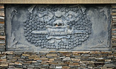 ağzına kılıç ile aslan