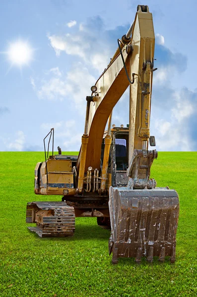 Kettenladerbaggermaschine auf der grünen Wiese — Stockfoto