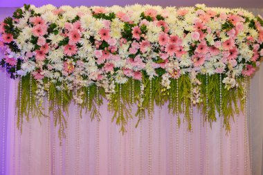 düğün töreninde zemin çiçek süslemeleri