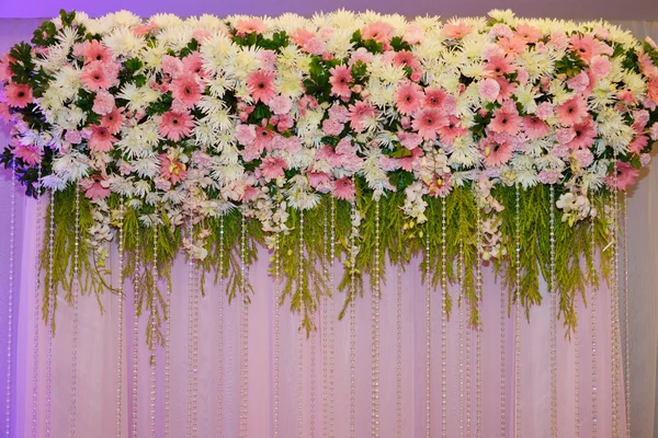 düğün töreninde zemin çiçek süslemeleri