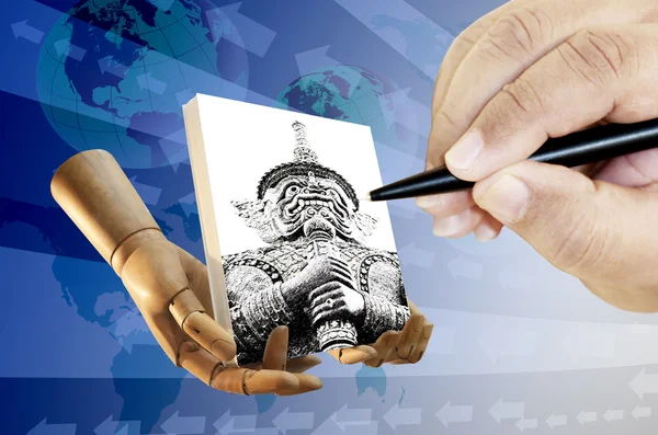 Mano umana con disegno a penna gigante tailandese su tela — Foto Stock