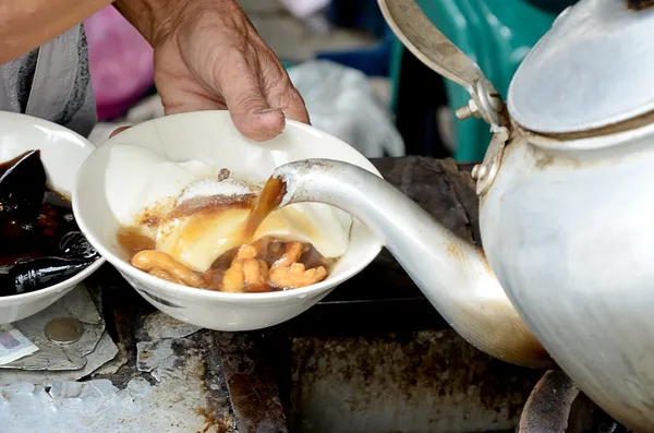 Creme de soja em xarope de gengibre, sobremesa chinesa — Fotografia de Stock