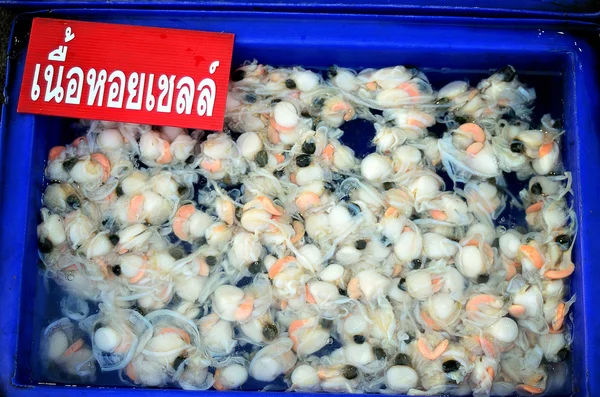 Capesante crude nel mercato del pesce — Foto Stock