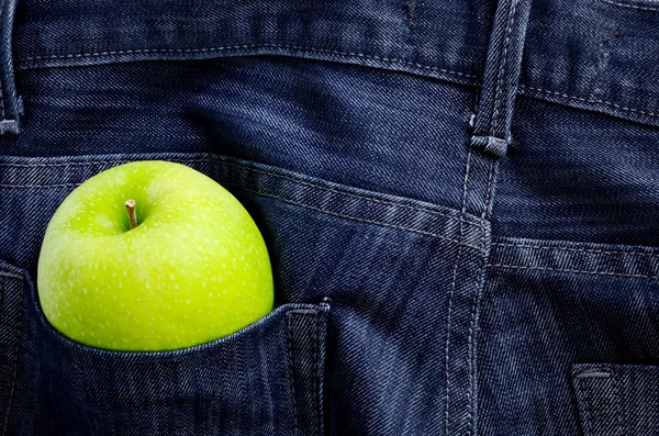 Maçã verde no bolso Jeans — Fotografia de Stock
