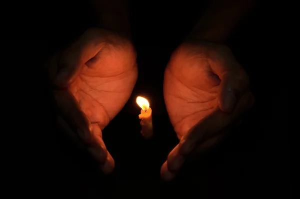 Cahaya lilin di tangan, konsep Doa — Stok Foto