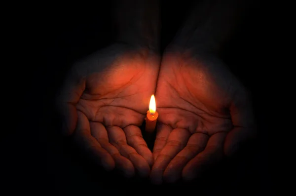 mum ışığı elinde, dua kavramı