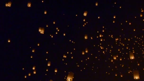 Flutuante lanterna, Yi Peng Balão Festival em Chiangmai Tailândia — Vídeo de Stock