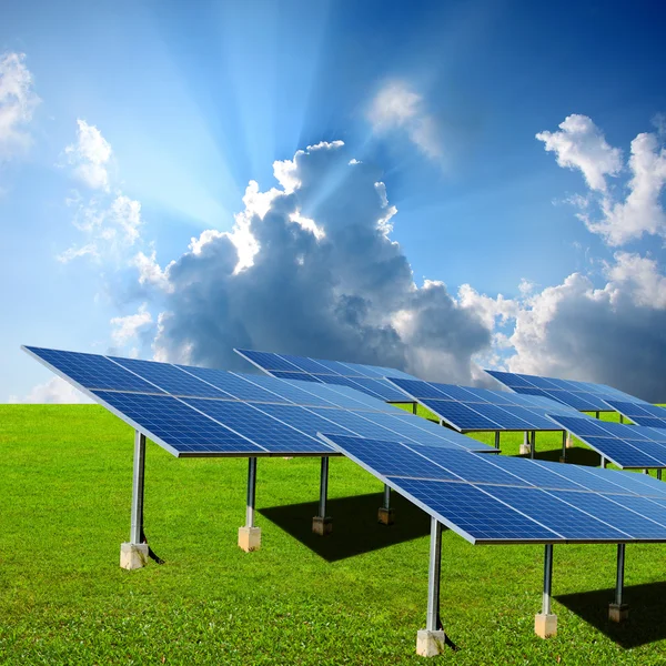 Paneles de energía solar en el verde — Foto de Stock