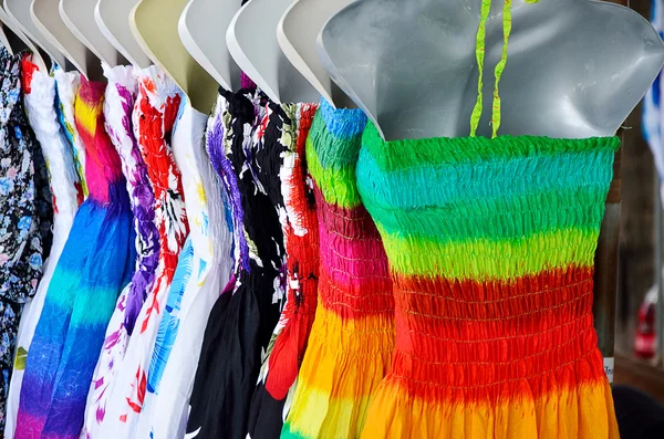 Lady vestiti su rack — Foto Stock