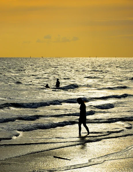 People walk on the beach — Stock Photo, Image