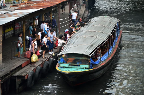 Les gens qui attendent le bateau dans le canal Saen Saeb — Photo