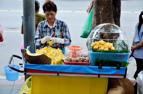 Bangkok, thailand - 2. oktober: unbekannte frau verkauft jackfrucht neben strasse am 2. oktober 2012 in bangkok, thailand — Stockfoto