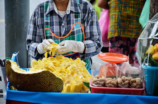 曼谷，泰国 — — 10 月 2 日： 在 2012 年 10 月 2 日在泰国曼谷街上旁边的身份不明的女子卖菠萝蜜 — 图库照片