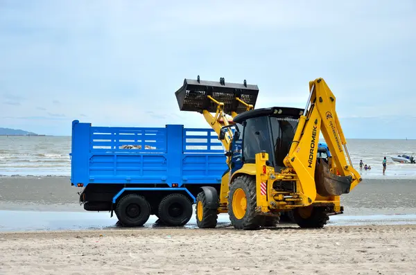Gouvernement local utiliser des machines nettoyage Bangsaen plage — Photo