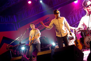 Po yokee playboy bant mini konser oynamak