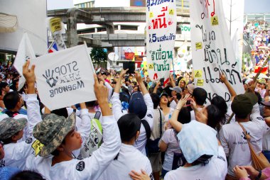 büyük kalabalık konuşma için bir baraj mae wong Milli Parkı içinde karşı dinle거 대 한 군중 들을 매 왕 국립 공원에서 댐 건설에 대 한에 대 한 연설을