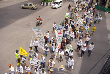 insanlar için bir baraj mae wong Milli Parkı içinde karşı yürüyüş