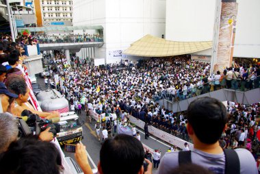 büyük kalabalık konuşma için bir baraj mae wong Milli Parkı içinde karşı dinle거 대 한 군중 들을 매 왕 국립 공원에서 댐 건설에 대 한에 대 한 연설을