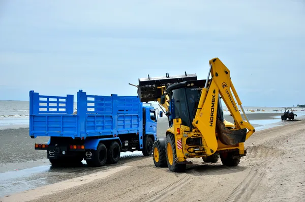 Gouvernement local utiliser des machines nettoyage Bangsaen plage — Photo