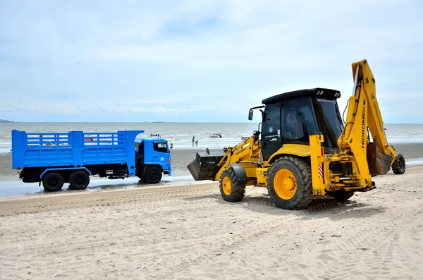 Lokala regeringen använda maskiner rengöring bangsaen beach — Stockfoto