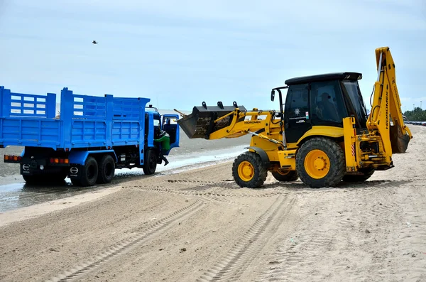 Местные органы власти используют оборудование для очистки пляжа Бангсаен — стоковое фото