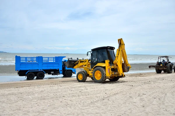 Administração local use máquinas de limpeza Bangsaen beach — Fotografia de Stock