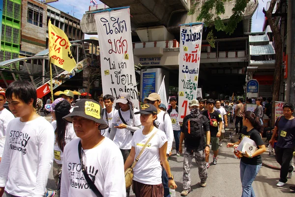 People walking for against the construction of a dam in Mae Wong National Park — Stock Photo, Image