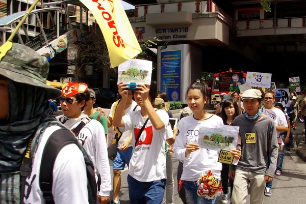 Люди, идущие против строительства плотины в национальном парке Мэй Вонг — стоковое фото