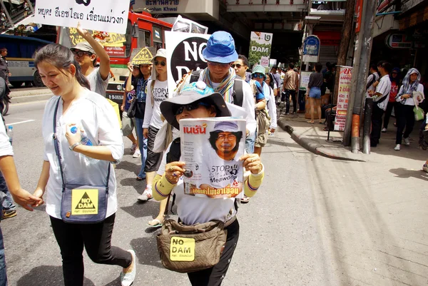 People walking for against the construction of a dam in Mae Wong National Park — Stock Photo, Image