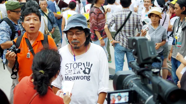Sr. Sasin Chalermlap responder perguntas para contra a construção de uma barragem no Parque Nacional Mae Wong — Fotografia de Stock