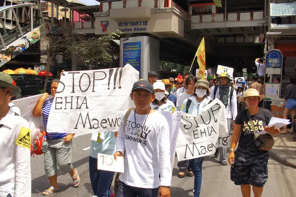 Τους ανθρώπους που περπατούν για κατά της κατασκευής ενός φράγματος σε mae wong εθνικό πάρκο — Φωτογραφία Αρχείου
