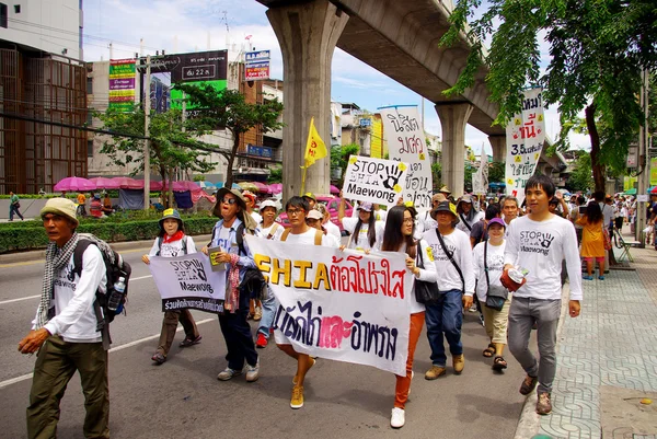 People walking for against the construction of a dam in Mae Wong National Park — Stock Photo, Image