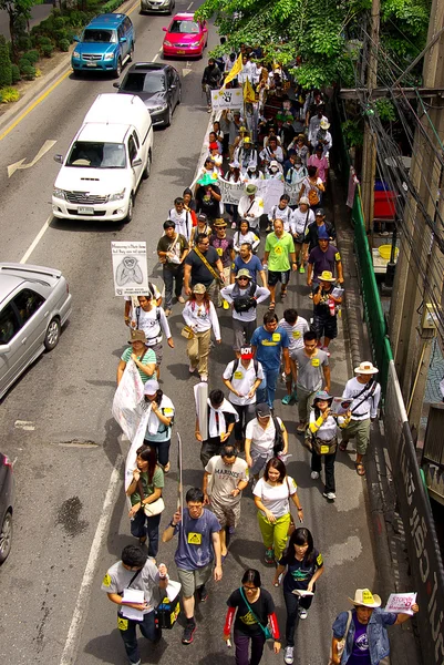 People walking for against the construction of a dam in Mae Wong National Park — Stock Photo, Image