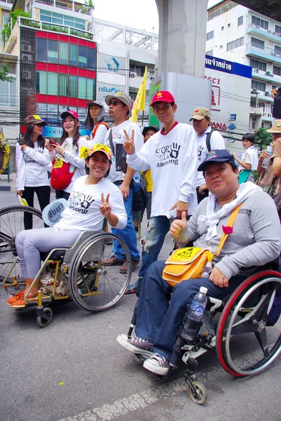 People walking for against the construction of a dam in Mae Wong National Park — Stock Photo, Image