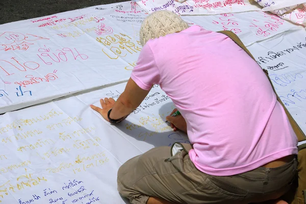 Люди пишут на бумаге против строительства плотины в национальном парке Мэй Вонг — стоковое фото