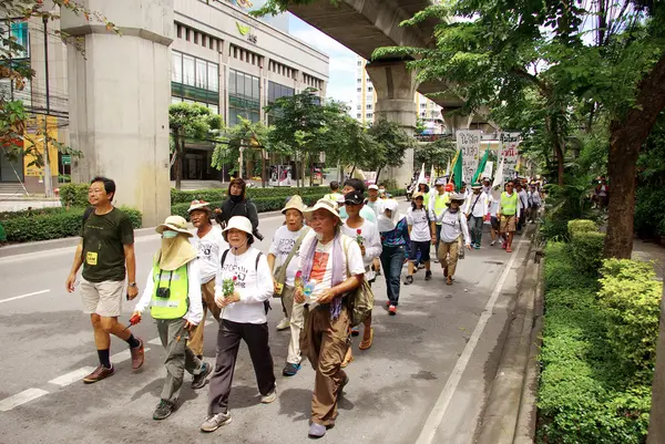 People walking for against the construction of a dam in Mae Wong National Park — Stock Photo, Image